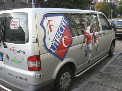 908095 Afbeelding van een personenbusje van FC Utrecht, geparkeerd op de David van Mollemstraat te Utrecht.